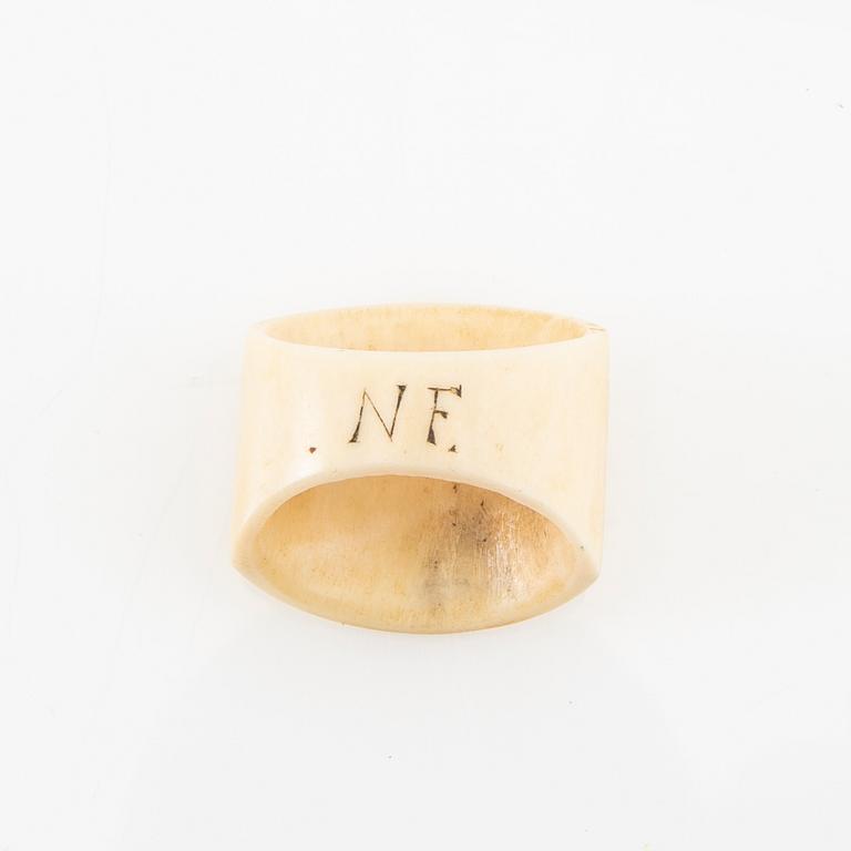 Miniature half-horn knives, 2 pcs. and three bone rings including Nikolaus Fankki.