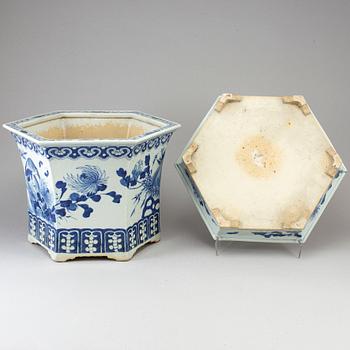 A blue and white flower pot with stand, Qing dynasty, Qianlong (1736-95).