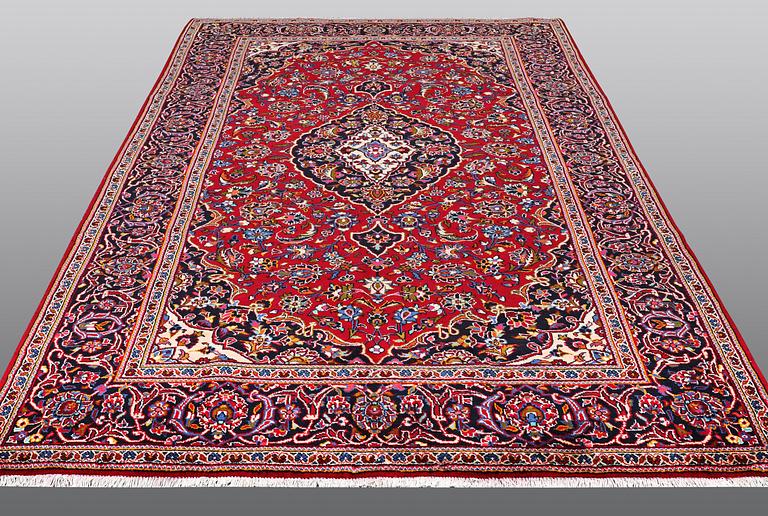 A CARPET, Kashan, ca 318 x 200 cm.