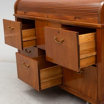 A mid 20th Century mahogany veneered  desk.