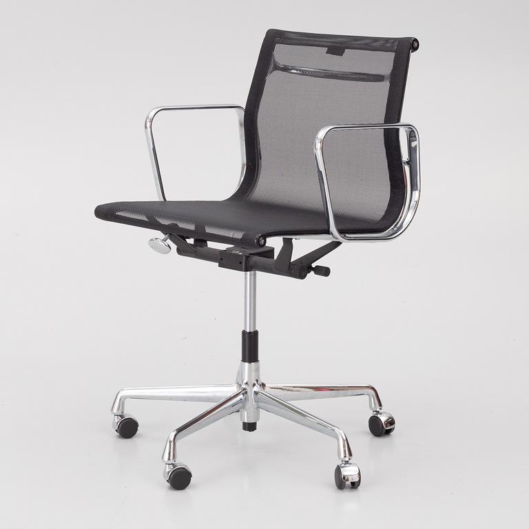 Charles & Ray Eames, Armchair/office chair, EA 108, Vitra.