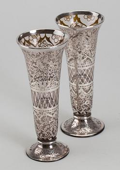VASER, ett par, glas, med dekor i sterlingsilver, 1900-tal.