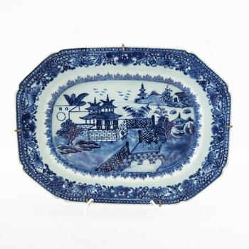 Serving dishes, 3 pcs, China Qianlong (1736-95), porcelain.