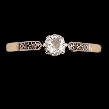 RING, 18 k vitguld samt platinum med en större samt 4 små briljantslipade diamanter. Vikt ca 2 gram.