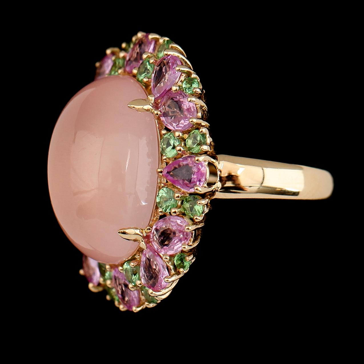 RING, 18K guld, rosa safier tot ca 2.90 ct, gröna granater tot ca 0.93 ct, rosa kvarts ca 12.75 ct.
