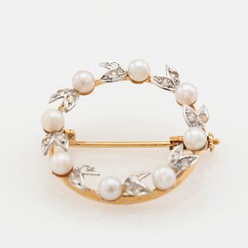 Brooch, 18K gold set with brilliant-cut diamonds and pearls.