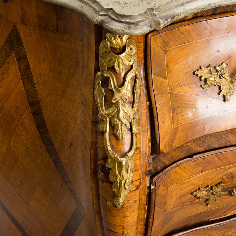 A SWEDISH ROCOCO CHEST OF DRAWERS, 1770s.