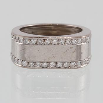 RING, 18K vitguld med briljantslipade diamanter, Heribert Engelbert, Stockholm, 2000. Vikt 6,6 gram.