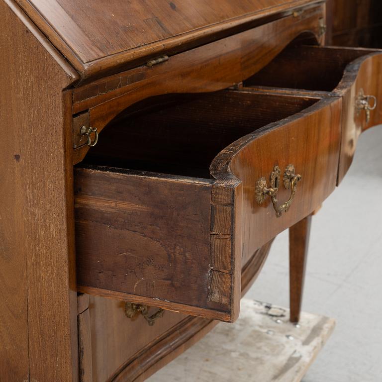 A mahogany secretaire, circa 1800.
