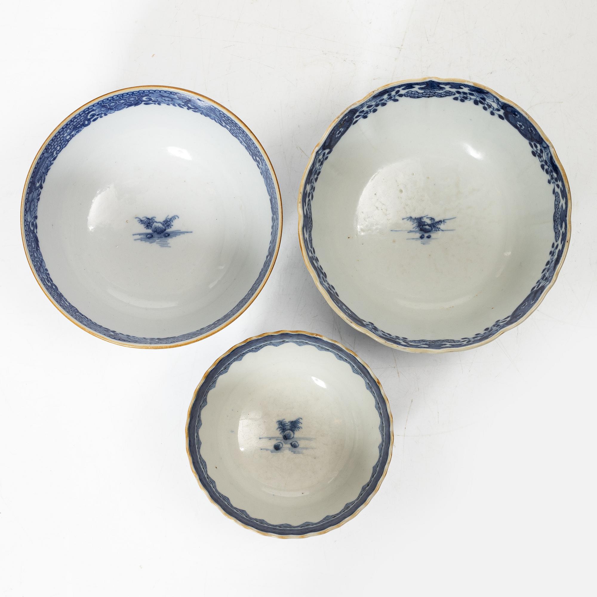 A set of five Chinese export porcelain bowls, Qing dynasty, Qianlong (1736-95).