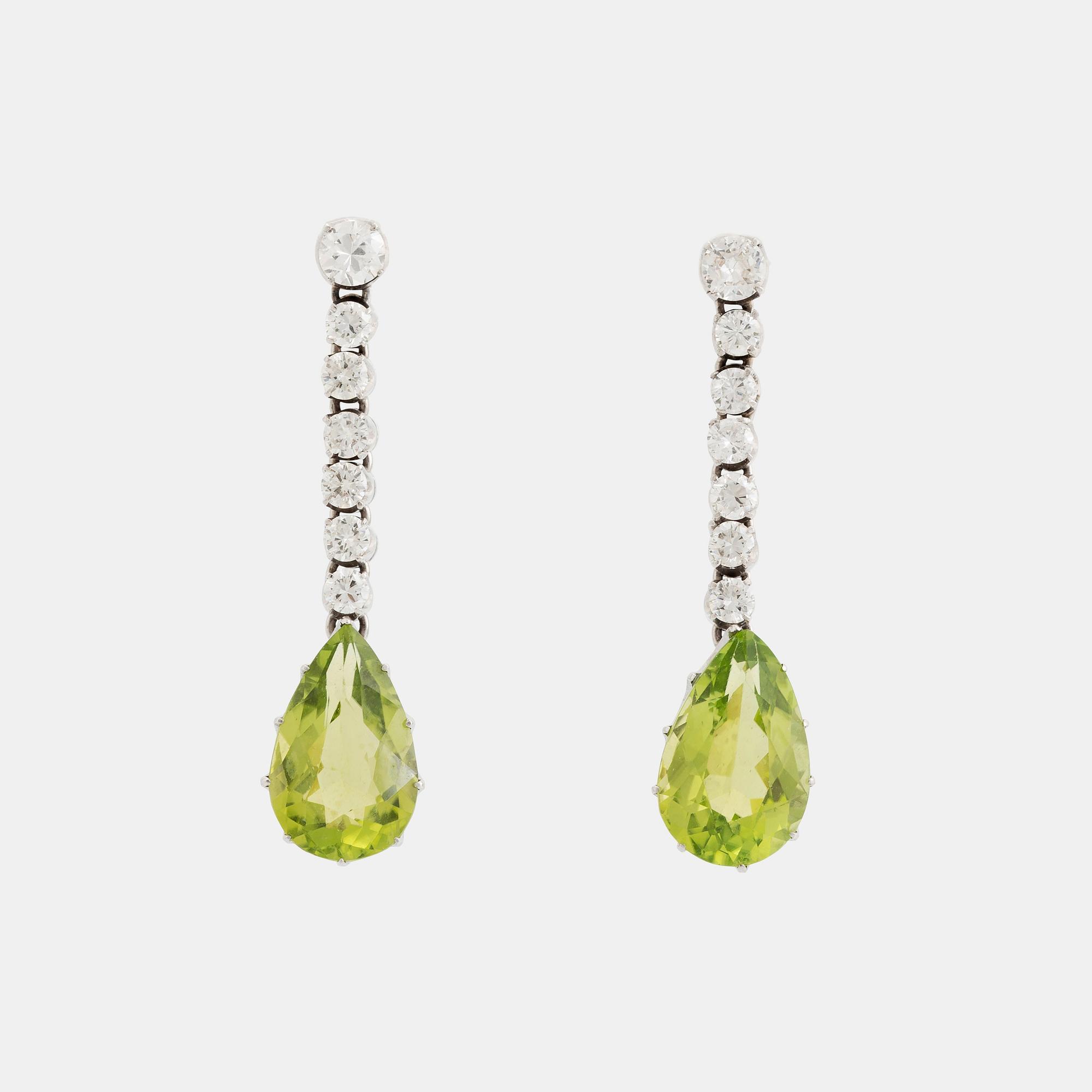 Ett par örhängen 18K vitguld med fasettslipade peridoter och runda briljantslipade diamanter.