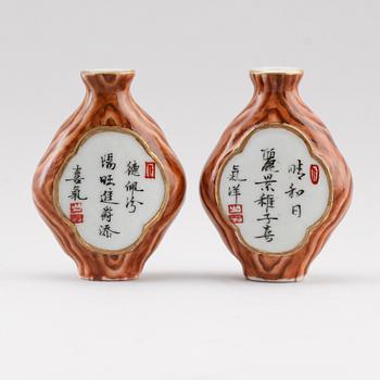 SNUSFLASKOR, 2 st, porslin, Kina, 1900-tal.