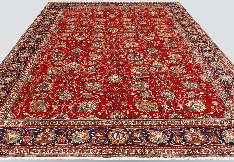 A carpet, Tabriz, ca 472 x 302 cm.