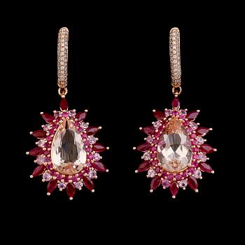 ÖRHÄNGEN, 1 par, 18 k roséguld, briljantslipade diamanter, safirer, rubiner och morganiter.