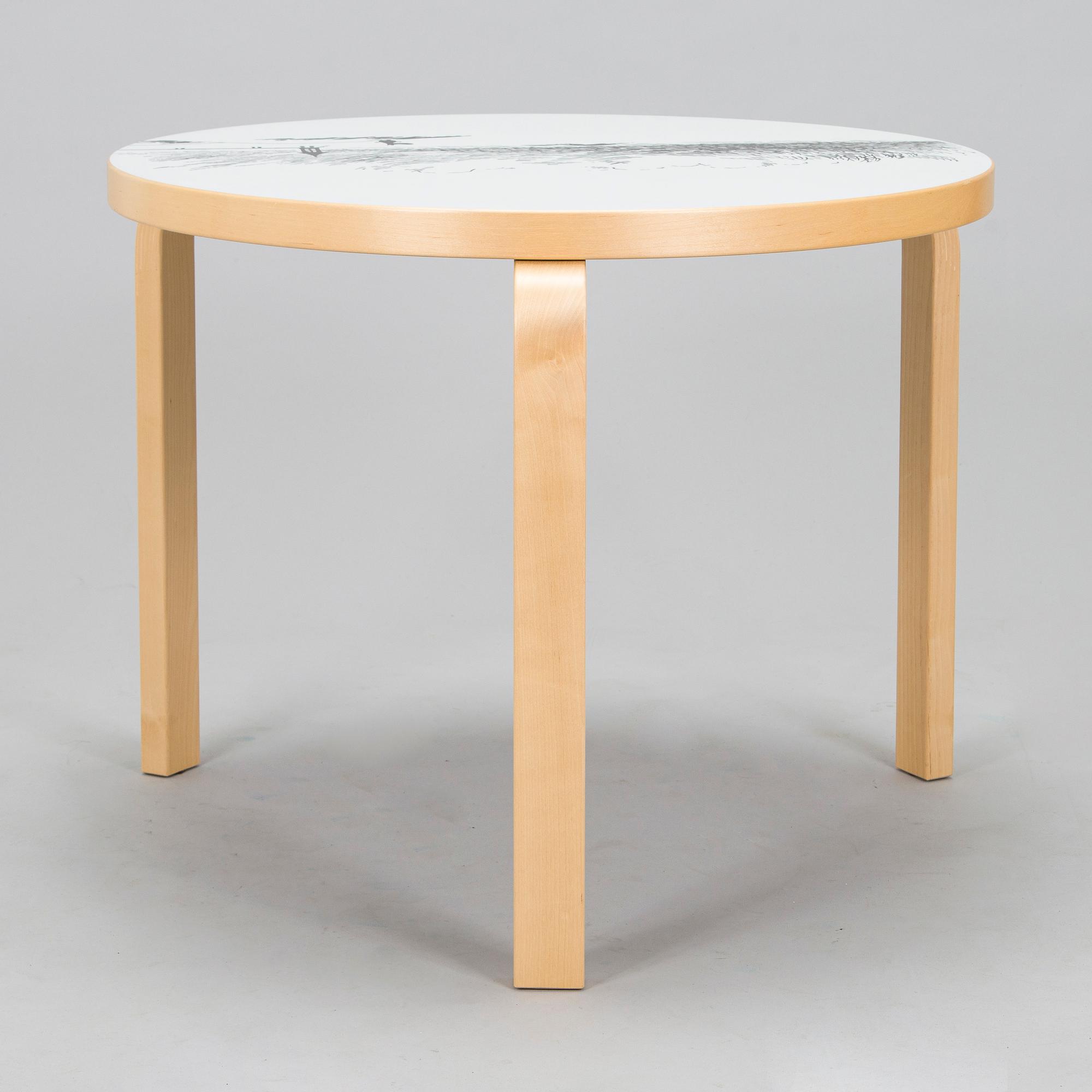 Alvar Aalto, Lastenkaluste, 3 osaa,  pöytä ja jakkaroita 3 kpl, yhteistyö Moomin Characters 2013.