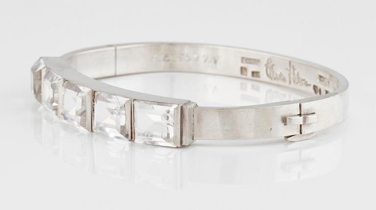 ARMRING, sterlingsilver med fasettslipad bergkristall, Wiwen Nilsson, Lund, 1943. Vikt 26,7 gram.