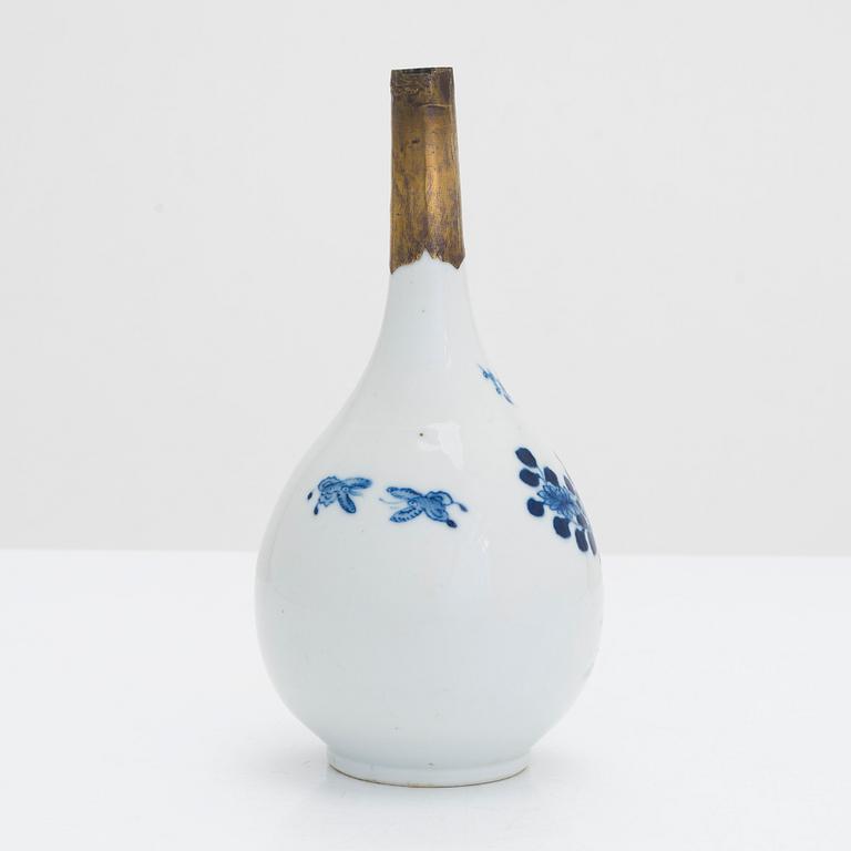 Stekfat, porslin, kompaniporslin, Qingdynastin, Qianglong (1736-1795) och vas, porslin, Kangxi.