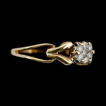 RING, 14 k guld, 7 mindre diamanter. Total vikt ca 3 g.