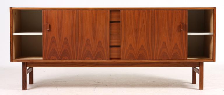 SIDEBOARD, "Arild", Nils Jonsson för Troeds, Bjärnum, 1900-talets tredje kvartal.