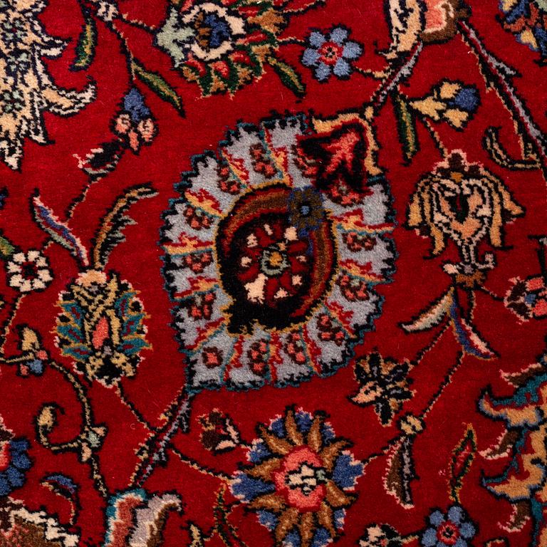 A carpet, Tabriz, ca 521 x 310 cm.