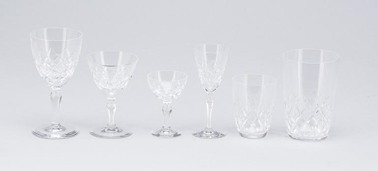 GLASSERVIS, 82 delar, glas, "Karolina", Gunnar Cyrén för Orrefors. 1900-talets andra hälft.