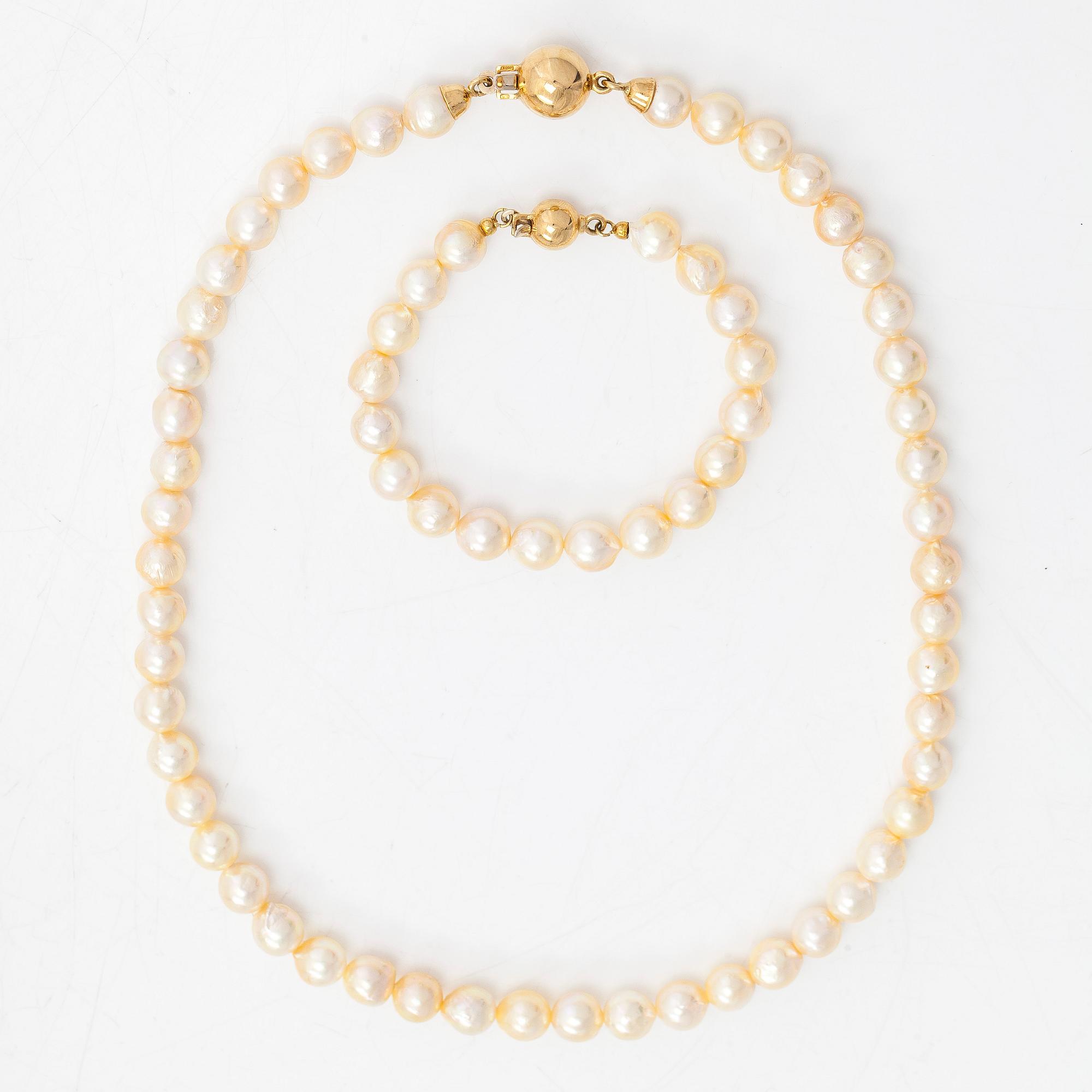 A set of cultured pearl necklace and bracelet, clasps in 18K gold. Italy.