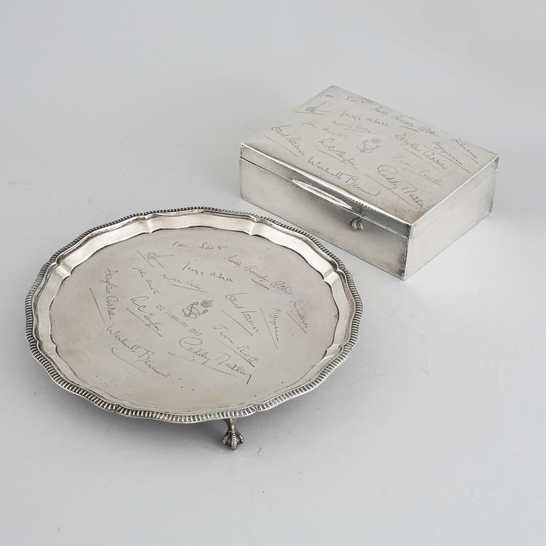 FAT samt SKRIN, silver, Mappin & Webb, Sheffield, omkring 1900-talets mitt. Fatets vikt 558 g.