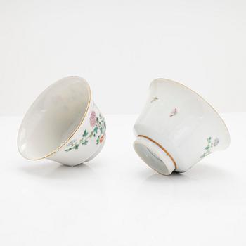 A porcelain bowl and four teacups, China, late Qing dynasty (1644-1912).