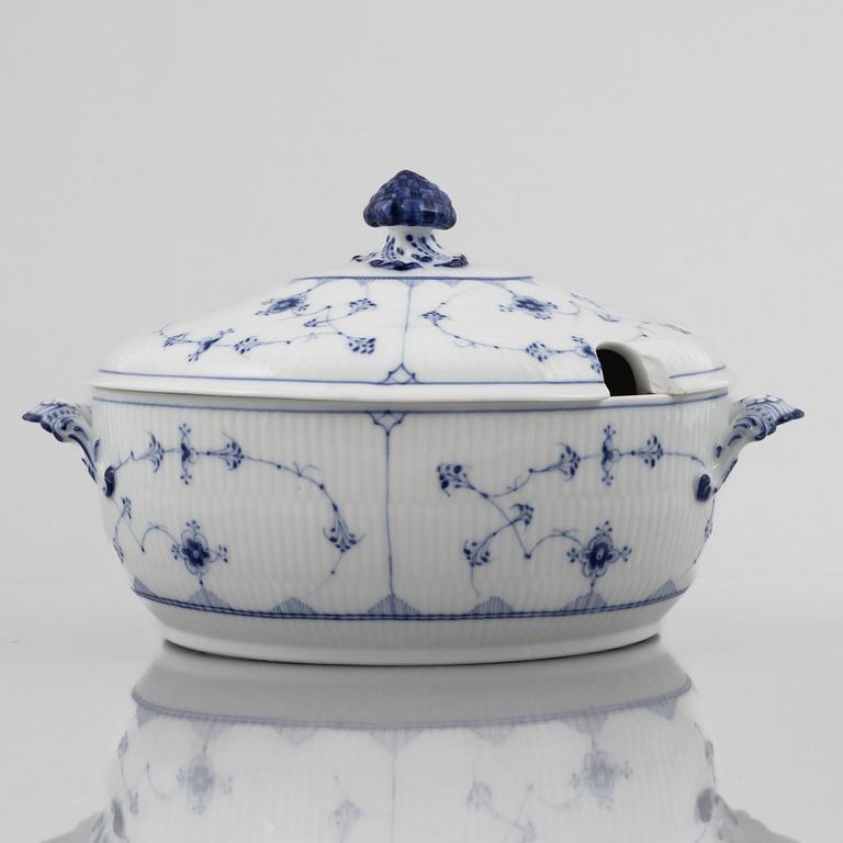 A 'Blue Fluted Plain' tureen with cover and four serving dishes, Royal Copenhagen, model 214 and 217, 1898-1923.