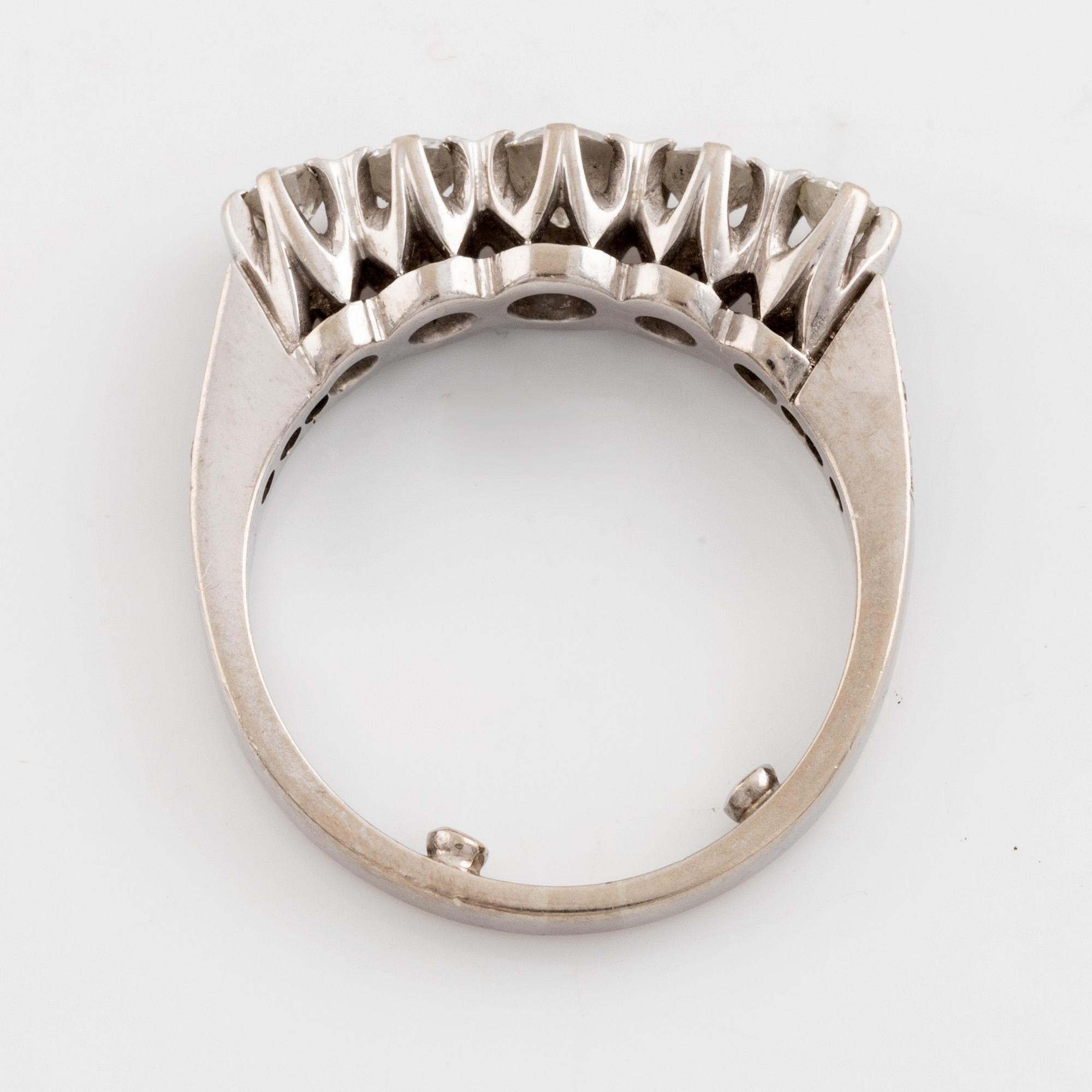 Alliansring 18K vitguld med runda briljant- och åttkantslipade diamanter.