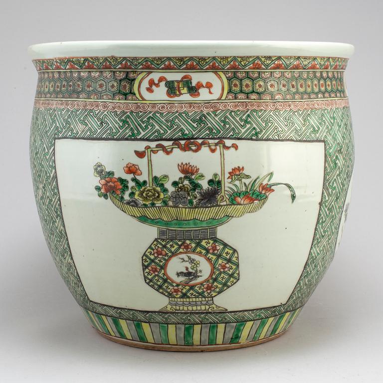 A large famille verte basin, Qing dynasty, circa 1900s.