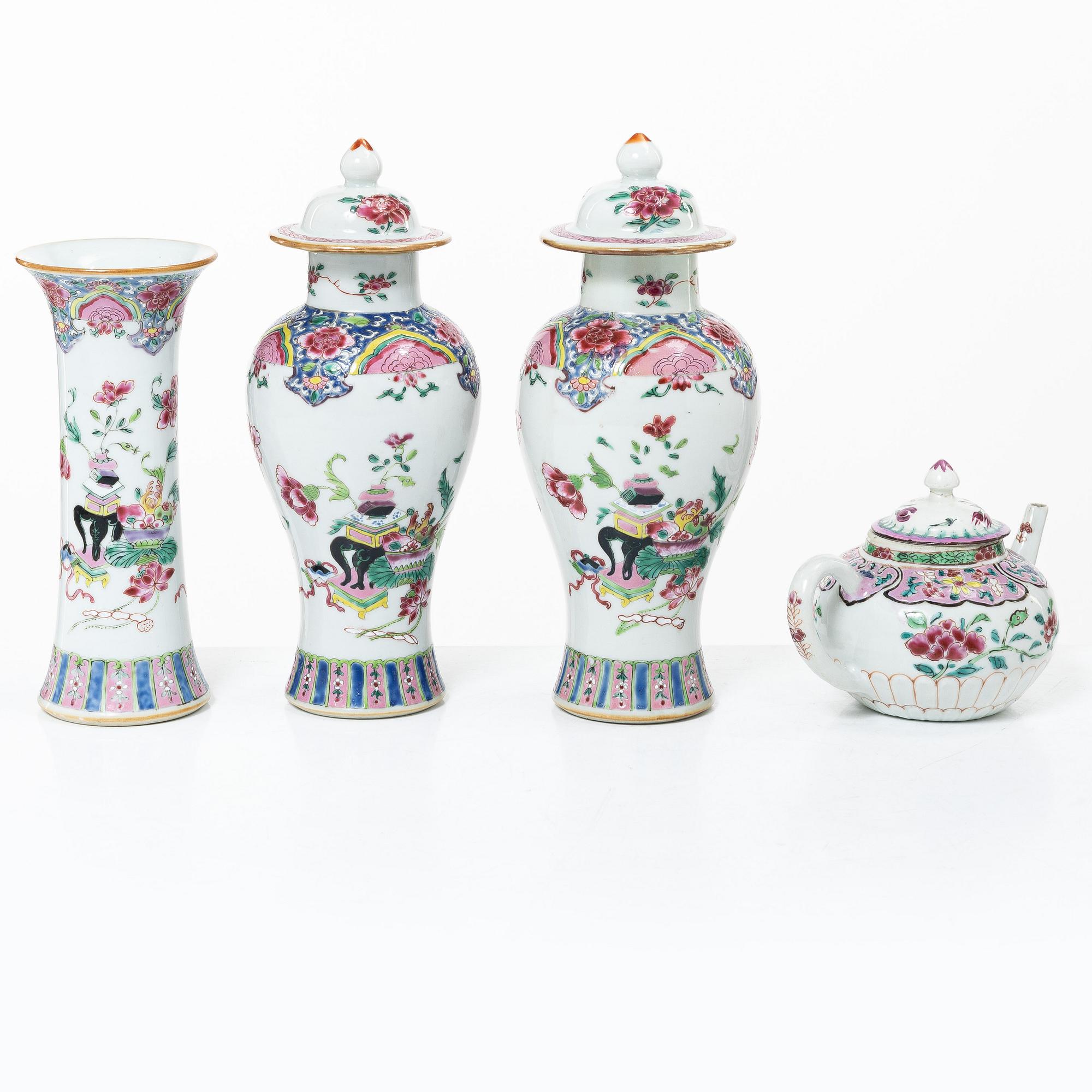 Tekanna, samt en garnityguppsättning med en vas och två urnor, exportporslin, Kina, Qingdynastin, 1700-tal.