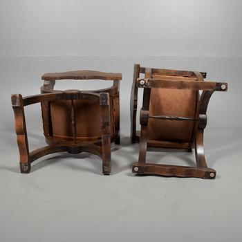 DANTESTOLAR ett par, betsat trä, sitsar i läder, 1900-talets början.