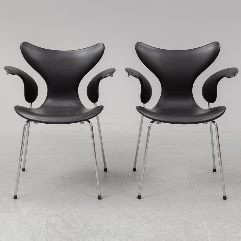 ARNE JACOBSEN, karmstolar, 2 stycken, "Måsen / Liljan", Fritz Hansen, 2000-tal.