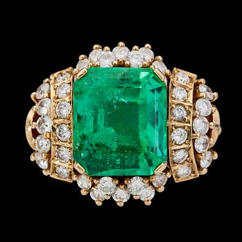 An emerald, app 5 cts, and brilliant cut diamond ring, tot. app. 1.20 cts.