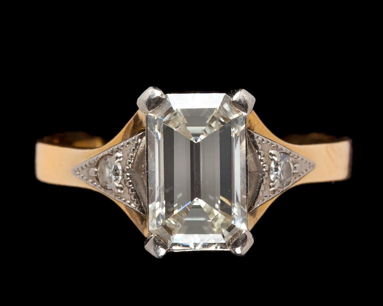 RING, smaragdslipad diamant, ca 1.80 ct. samt två briljantslipade diamanter.
