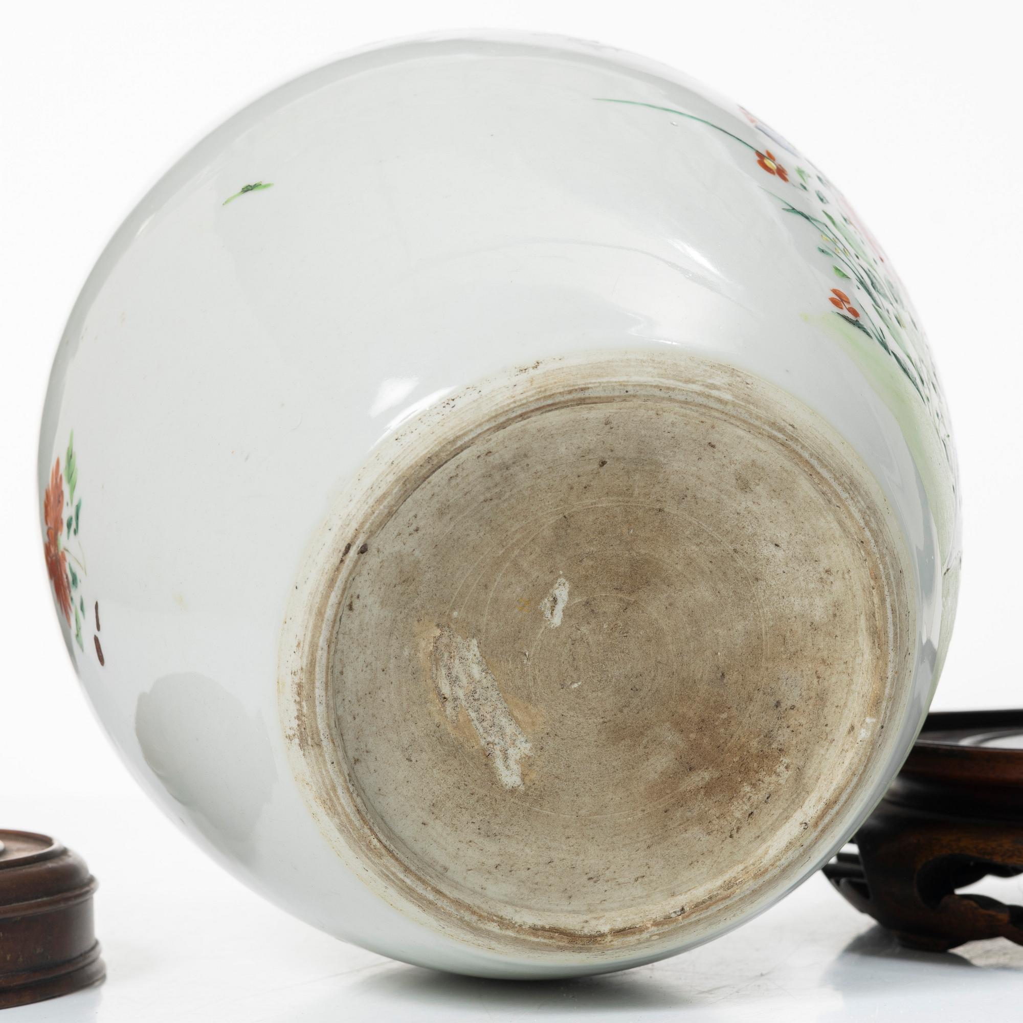 A porcelain pot with wooden cover and stand, China, Qing dynasty, 19th century.