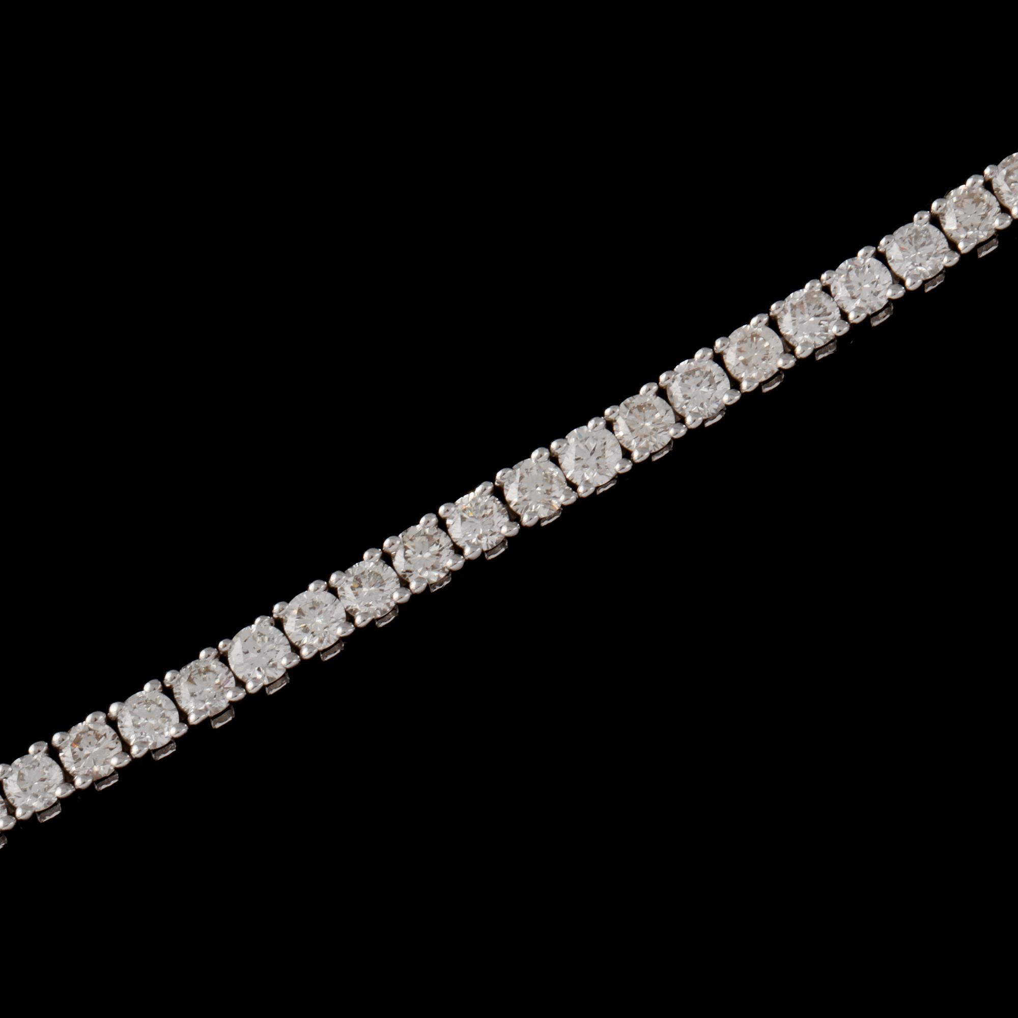 ARMBAND, 18k vitguld med 74 briljantslipade diamanter, totalt 4.00 ct. Vikt 12 g.