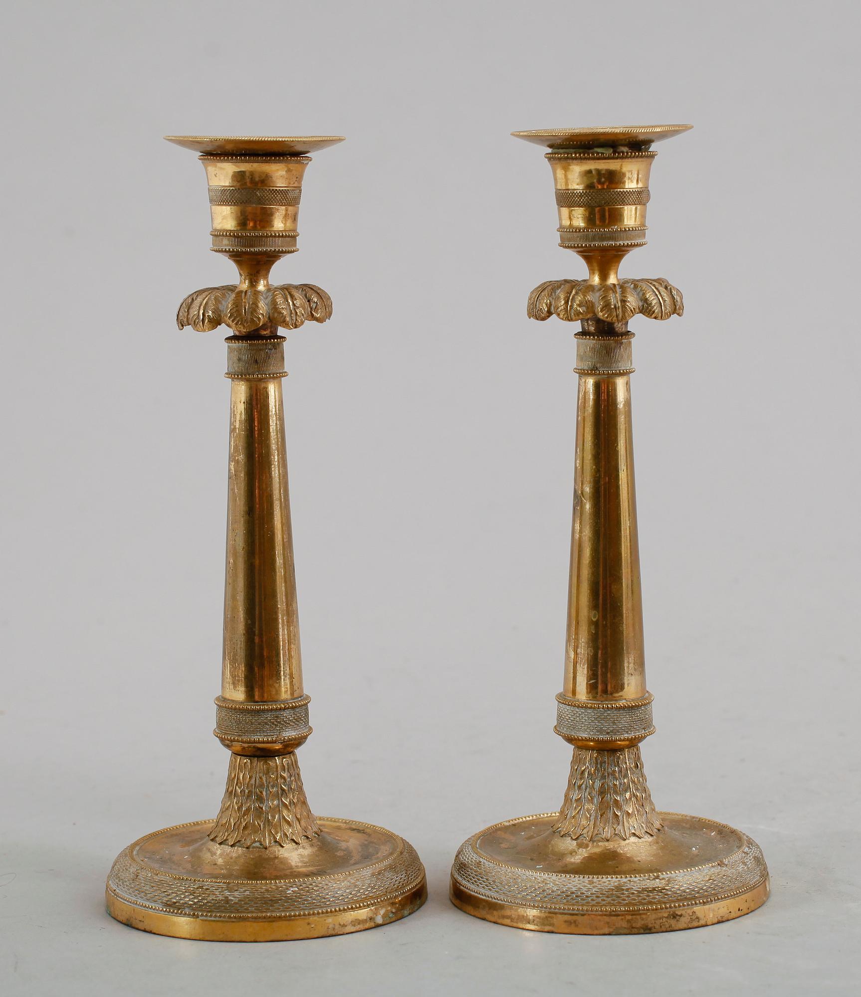 LJUSSTAKAR, 1 par, förgylld brons, senempire, 1800-talets första hälft.