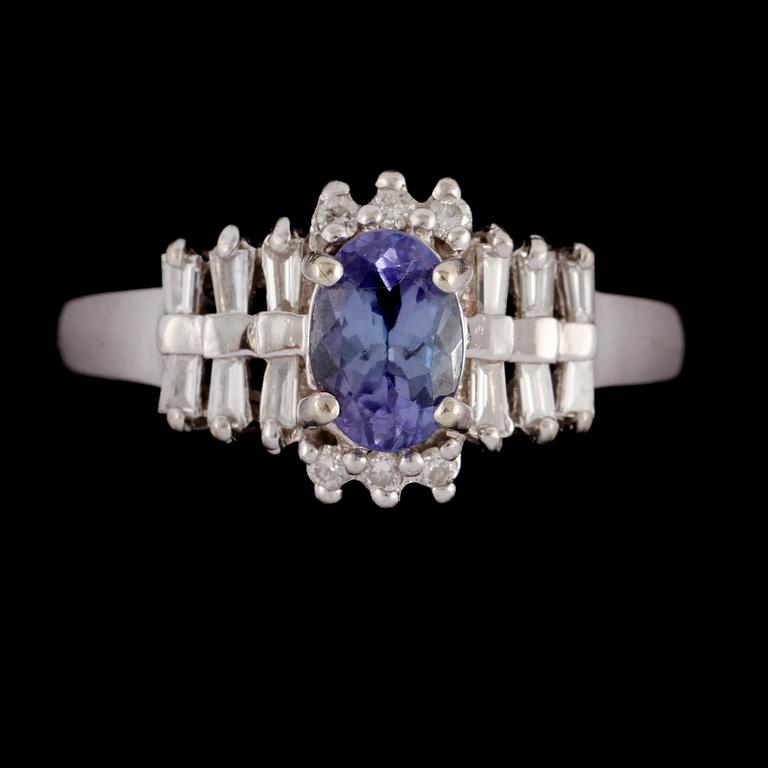 RING, 14k vitguld med fasettslipad tanzanit 1.00 ct samt 12 trapets och 6 briljantslipade diamanter, tot 0.50 ct. Vikt 4.