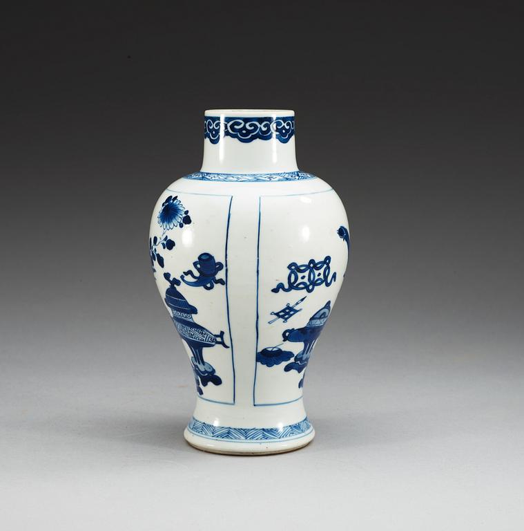 A blue and white vase, Qing dynasty, Kangxi (1662-1722).