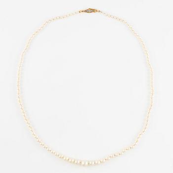 Pearl necklace, with graduated cultured pearls, clasp 18K gold set with small white stones.