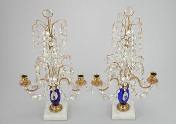 BORDSLYSTRAR, ett par, glas och mässing, gustaviansk stil, 1900-tal.