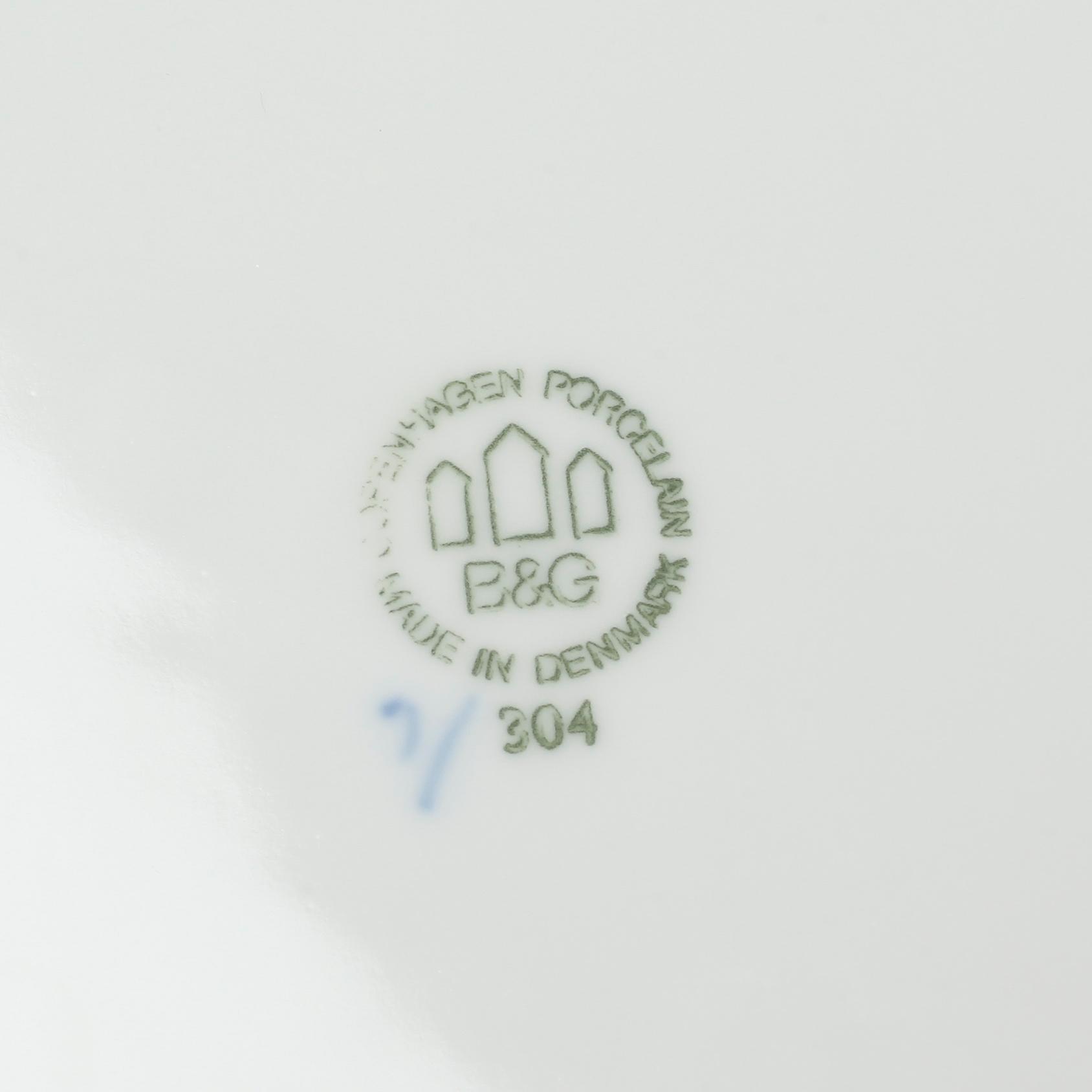 29 pieces of porcelain tableware from Bing & Gröndahl, model "Empire", second half of the 20th century.