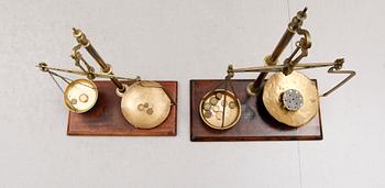 APOTEKSVÅGAR, 2 st, Gillard, Bath samt WT Avery, Birmingham, 1900-talets första hälft.