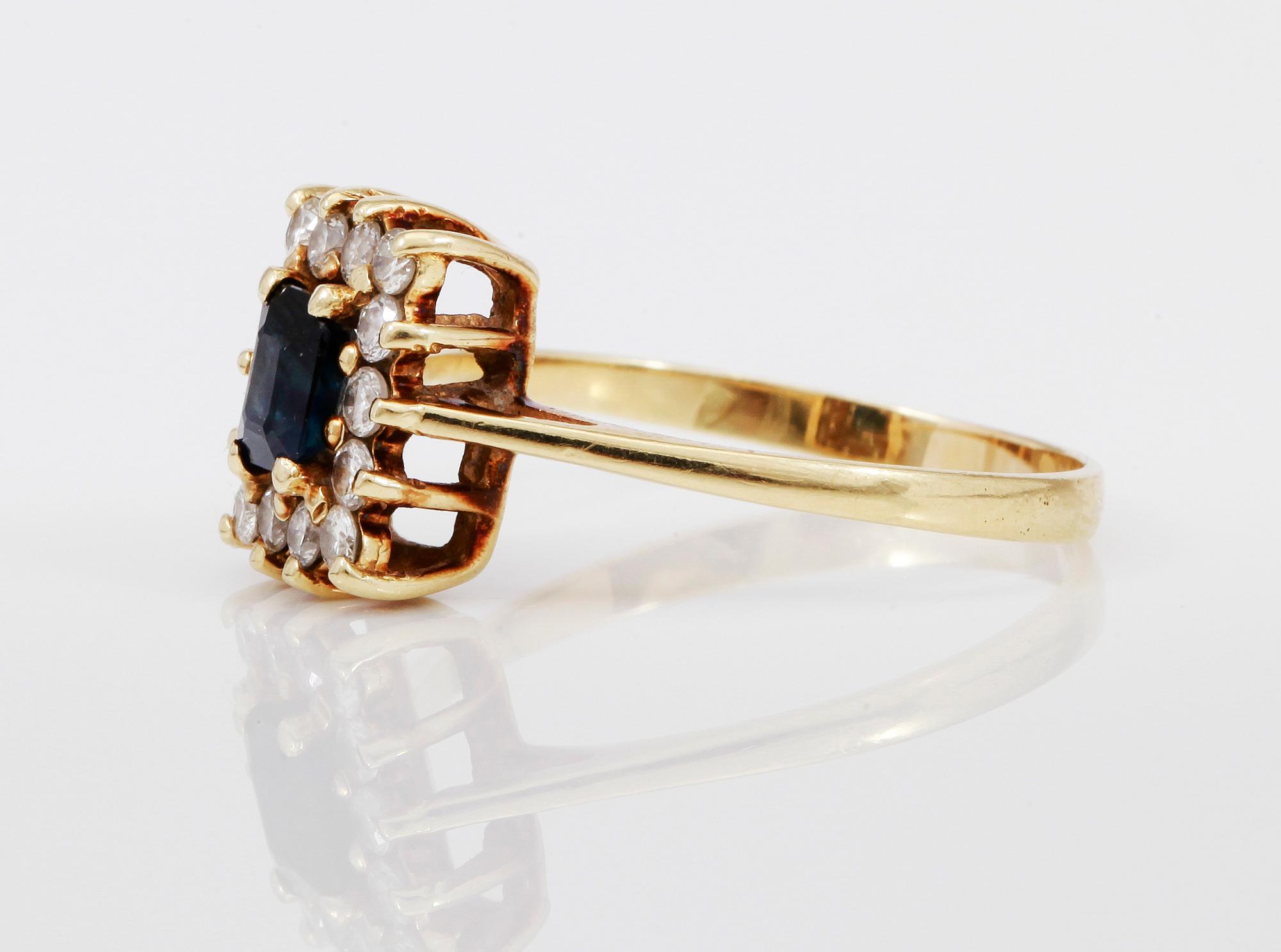RING,  14K guld, diamanter samt safir.