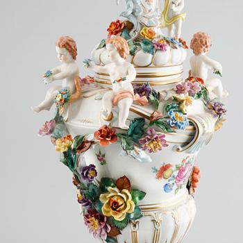 Grandeur vase on socket in porcelain, Dresden, 20th century.