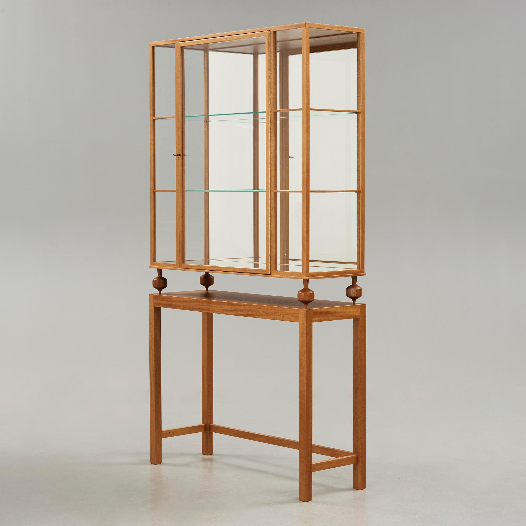 JOSEF FRANK, vitrinskåp av mahogny för Firma Svenskt Tenn, modell 2077, efter 1985.