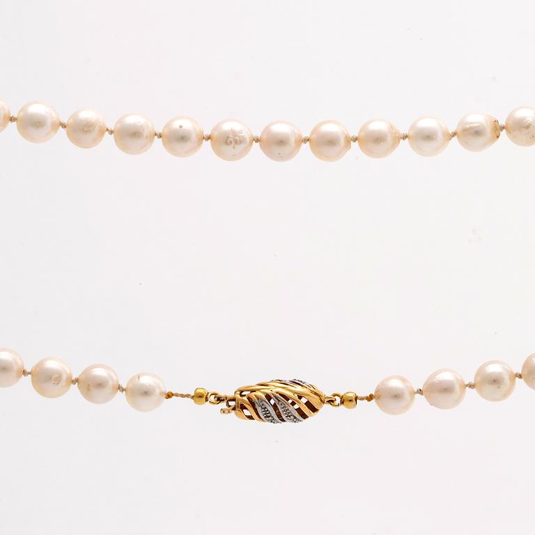 PEARL NECKLACE cultured pearls approx 7 mm, clasp 18K gold w single-cut diamonds, approx 74 cm.