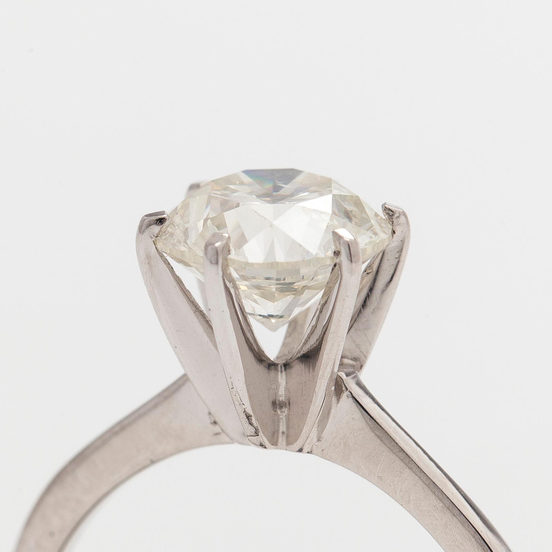 Sormus, 14K valkokultaa, ja briljanttihiottu timantti.